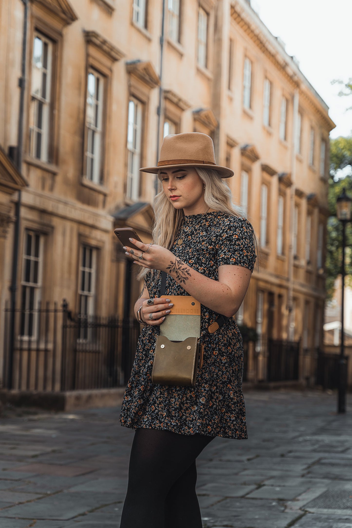 Giramondo Leather Crossbody Bag - Olive / Natural